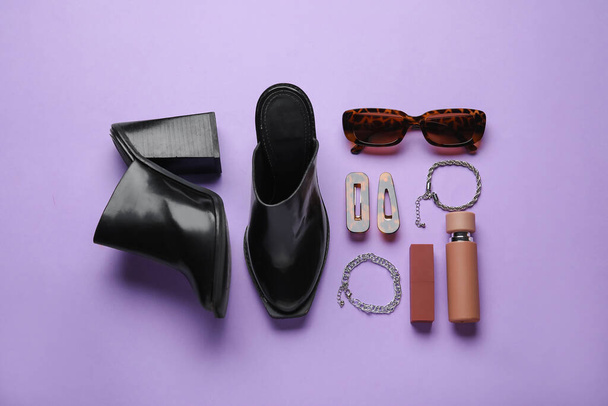 Naisten kengät ja tyylikäs tarvikkeet väri tausta - Valokuva, kuva