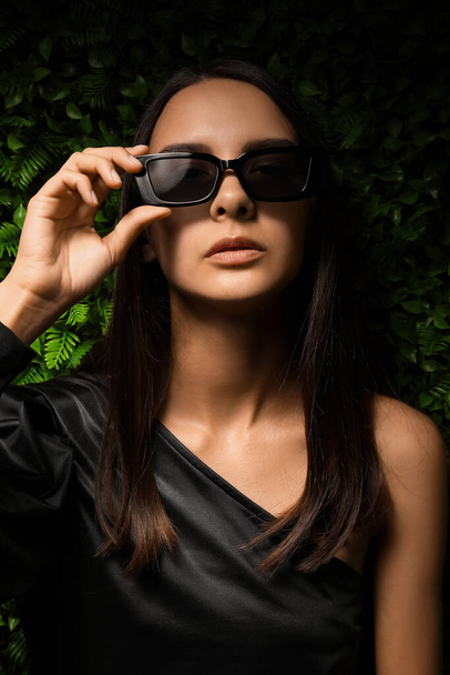 Молодая женщина в стильных солнечных очках на улице - Фото, изображение