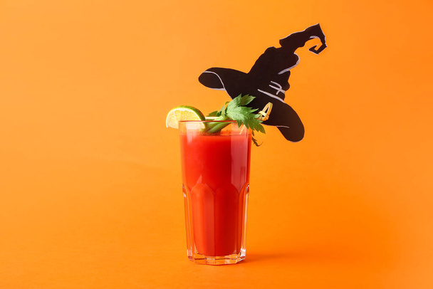Стакан вкусного кровавого коктейля Мэри, украшенного на Хэллоуин на цветном фоне - Фото, изображение