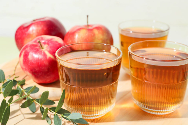 Стаканы вкусного яблочного сока на столе, крупным планом - Фото, изображение