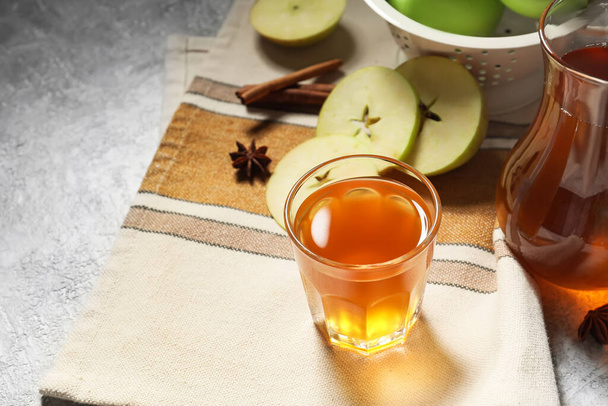 Vaso y jarra de zumo de manzana sobre fondo claro - Foto, imagen