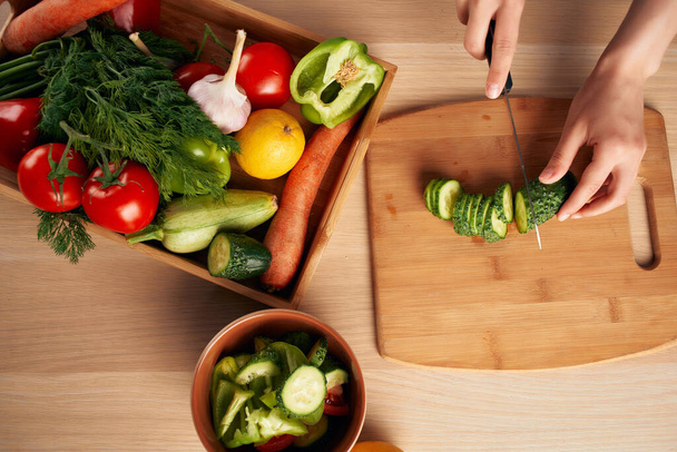 резка свежих овощей на разделочной доске кухни здоровое питание в домашних условиях - Фото, изображение