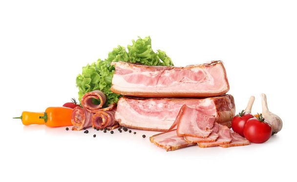 Chutná uzená slanina s čerstvou zeleninou na bílém pozadí - Fotografie, Obrázek