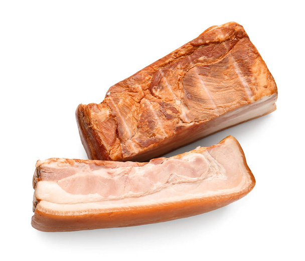 Chutná uzená slanina na bílém pozadí - Fotografie, Obrázek