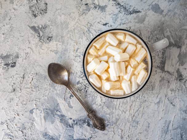 Coffee with marshmallows in a white mug and a teaspoon - Foto, Imagem