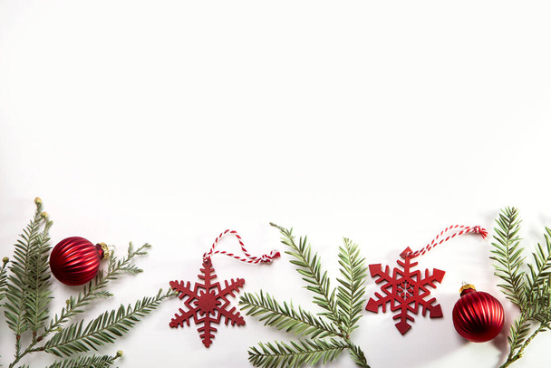 Weihnachtskarte mit Tannenzweigen und Weihnachtsschmuck. Kopierraum.  - Foto, Bild
