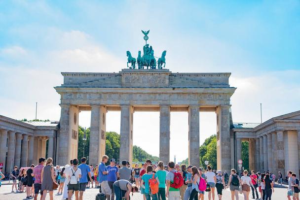 Das Brandenburger Tor ist ein neoklassizistisches Denkmal aus dem 18. Jahrhundert in Berlin. Aufgenommen am 20. Juli 2016 in Berlin - Foto, Bild