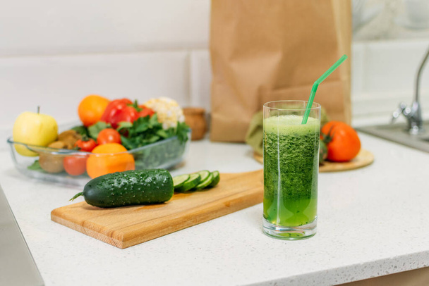 Green Smoothie Recipes for Healthy Breakfast. Blended green smoothie with ingredients. Green juice with cucumber, spinach salad cooking process - Foto, imagen