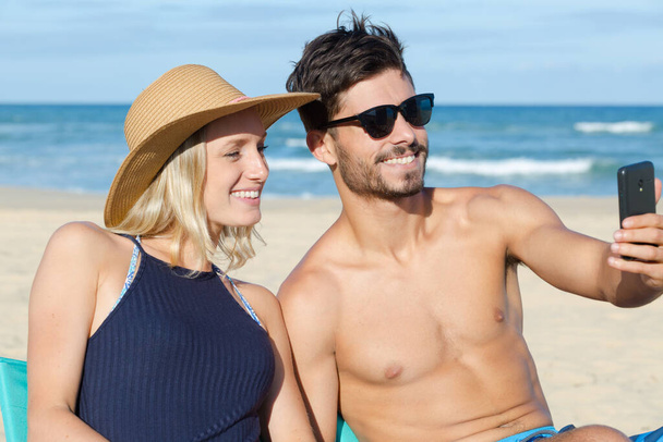couple in love makes selfie beach - Valokuva, kuva