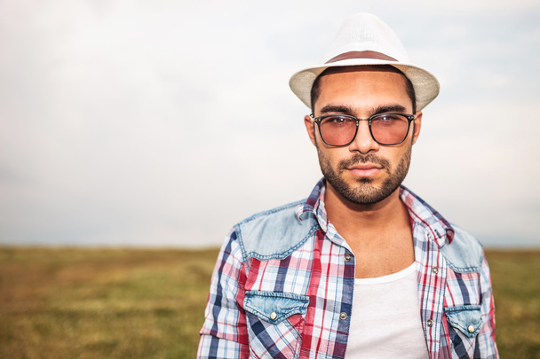 jeune homme décontracté portant chapeau et lunettes
 - Photo, image