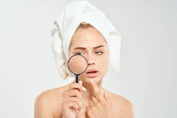 ładna kobieta nagie ramiona lupa blisko twarzy dermatologia pielęgnacja skóry - Zdjęcie, obraz