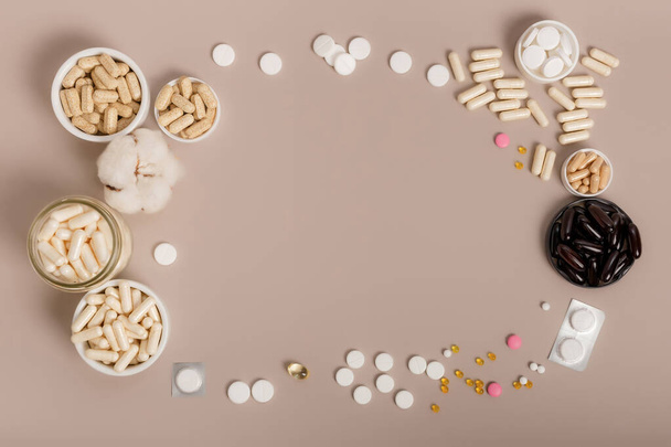 Flat lay view of nutritional supplements and multivitamins for help to support high immune system. Vitamins to avoid illnesses. Top view of vitamins on light neutral background. Pills and medications. Organic dietary supplements, vitamins & minerals - Foto, Imagen