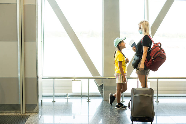 幸せな母親と娘が空港で一緒に旅行していて - 写真・画像