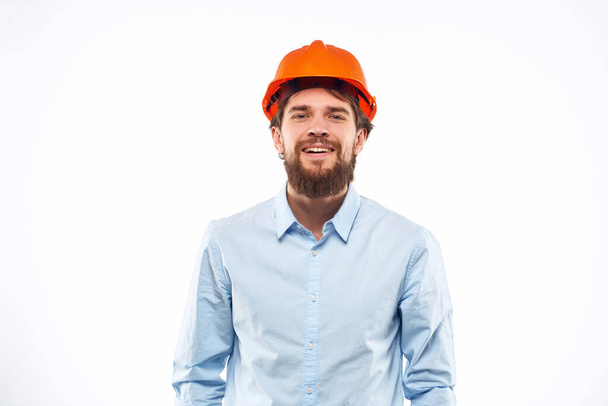 удивленный человек работы в строительной отрасли защитная форма - Фото, изображение