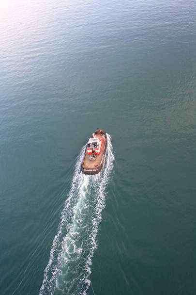 A vertical top angle shot of a wooden powerboat floating in the sea in Vancouver, Canada - Foto, afbeelding