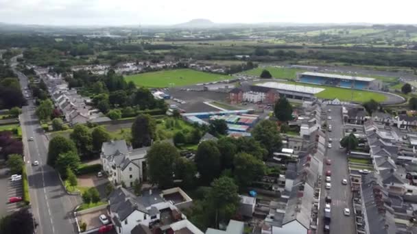 Авиационное видео центра города Баллимена в Северной Ирландии  - Кадры, видео