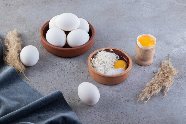 Surowe białe jaja kurze umieszczone na kamiennym tle. Wysokiej jakości zdjęcie - Zdjęcie, obraz
