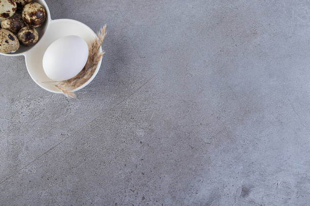 Ακατέργαστα φρέσκα αυγά κοτόπουλου τοποθετημένα σε πέτρινο φόντο. Υψηλής ποιότητας φωτογραφία - Φωτογραφία, εικόνα
