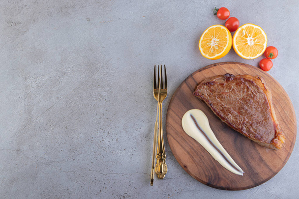 Вкусное мясо с нарезанным лимоном и перцовыми мозолями  - Фото, изображение