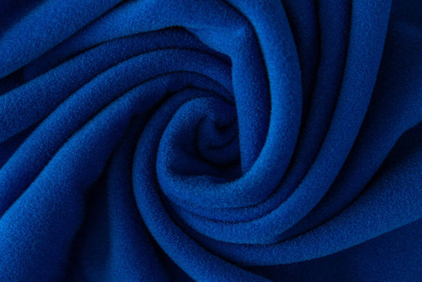 вид сверху темно-синего руна, закрученного в спираль - Фото, изображение