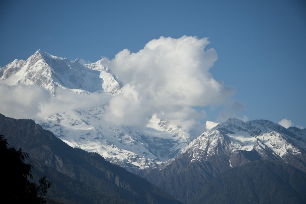 雪を頂いた山、ヒマラヤ、ウッタラーカンド州、上の雲します。 - 写真・画像