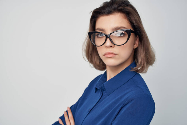Frau im blauen Hemd mit Brille im eleganten Stil Selbstbewusstsein Studio - Foto, Bild