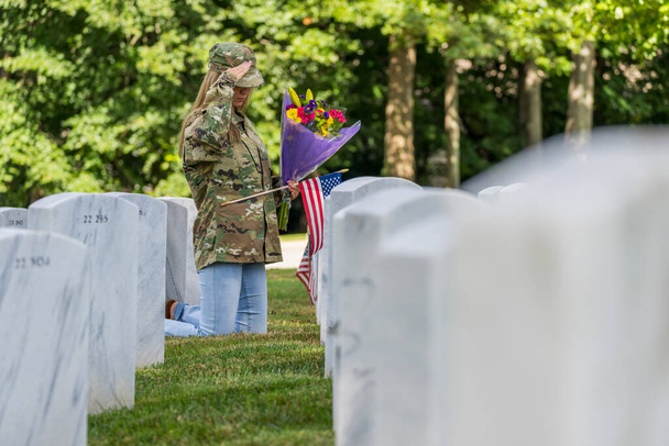 Una joven novia muestra su dolor en el lugar del entierro de un familiar en un cementerio militar - Foto, imagen
