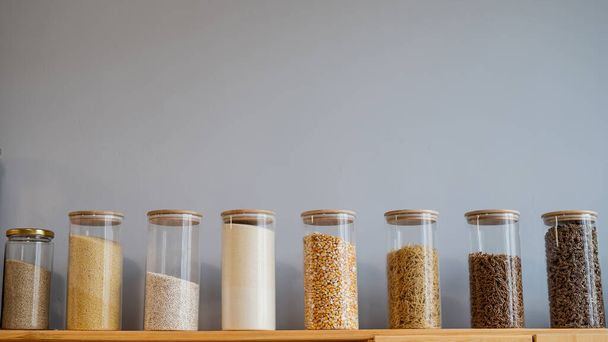 Стеклянные банки с зерновыми в экологически чистом магазине. Концепция продуктового магазина без пластиковой одноразовой упаковки - Фото, изображение