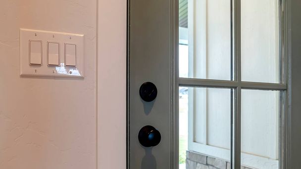 Pano Fechar da porta da frente de madeira de casa com painel de vidro e maçaneta preta - Foto, Imagem