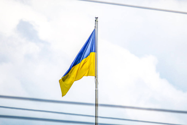 Żółto-niebieska flaga Ukrainy na maszcie flagowym - Zdjęcie, obraz