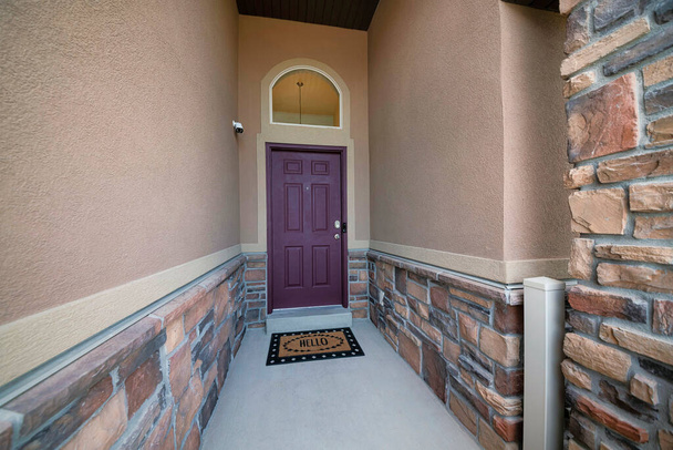 Узкий бетонный вход в дом с камерой безопасности - Фото, изображение