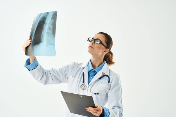 Ärztin im weißen Kittel röntgendiagnostische Laborforschung - Foto, Bild