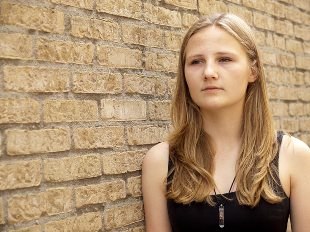 fiatal tizenéves lány keresi a szomorú vagy levert - Fotó, kép