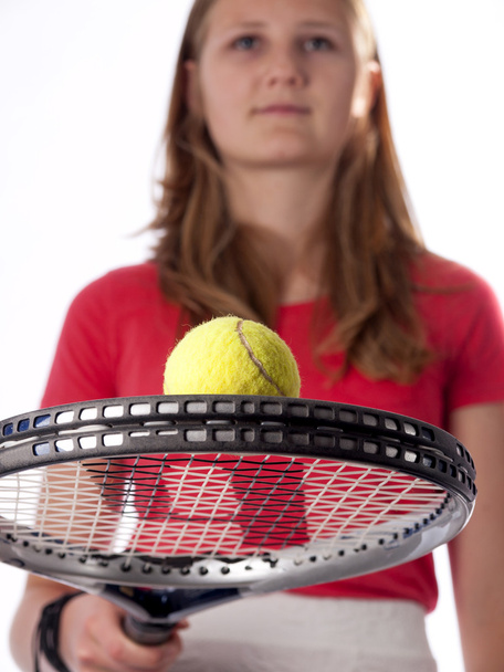 fiatal tizenéves lány egy teniszütő és labda - Fotó, kép