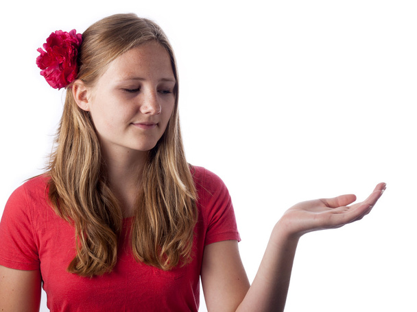 boldog tizenéves lány mutatja valamit a tenyerét a kezét - Fotó, kép