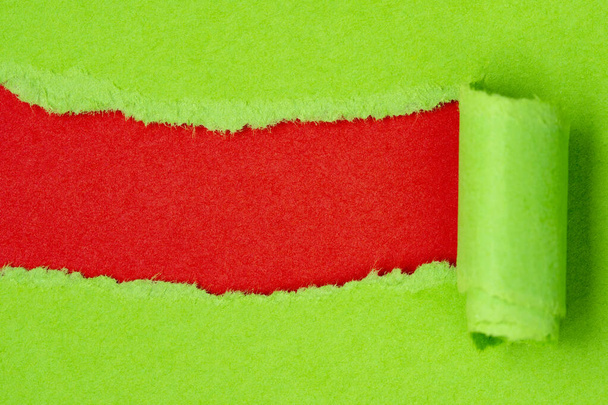 Green paper torn to reveal red copy-space ideal for your text - Фото, зображення