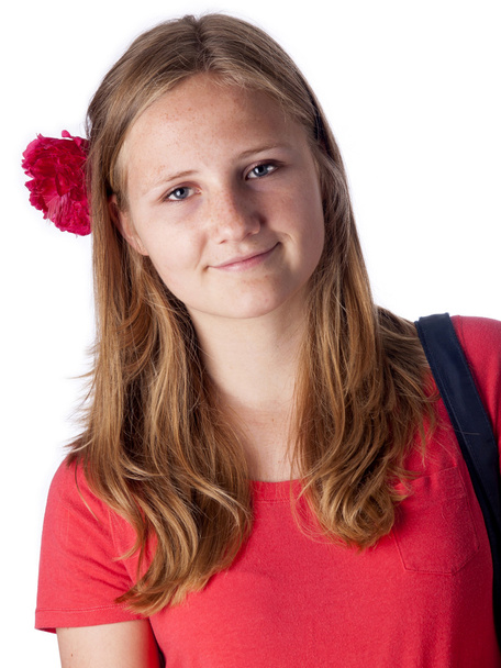 Belle adolescente avec une fleur dans ses cheveux regardant dans la caméra
 - Photo, image