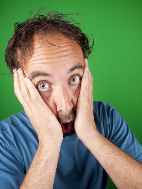 Тридцатилетний мужчина держит лицо в шоке
 - Фото, изображение