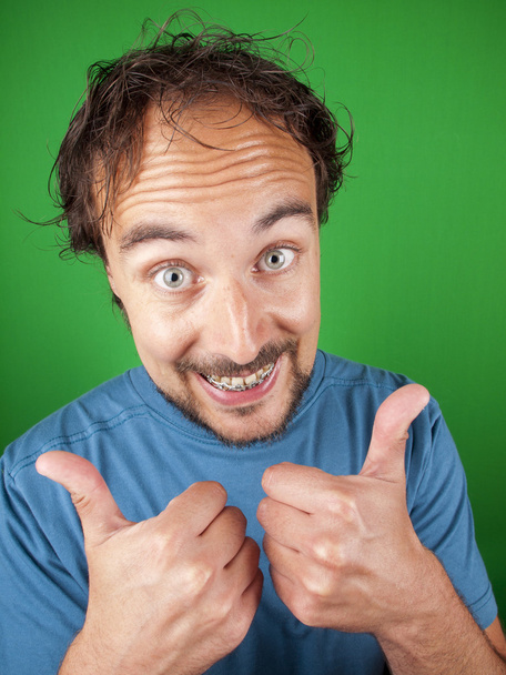 Щасливий чоловік з брекетами піднімає для тебе великі пальці
 - Фото, зображення