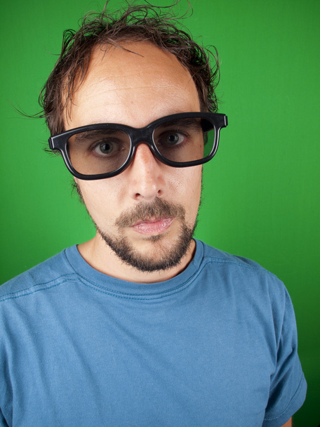 Un homme de trente ans avec des lunettes 3D regarde un film ennuyeux
 - Photo, image