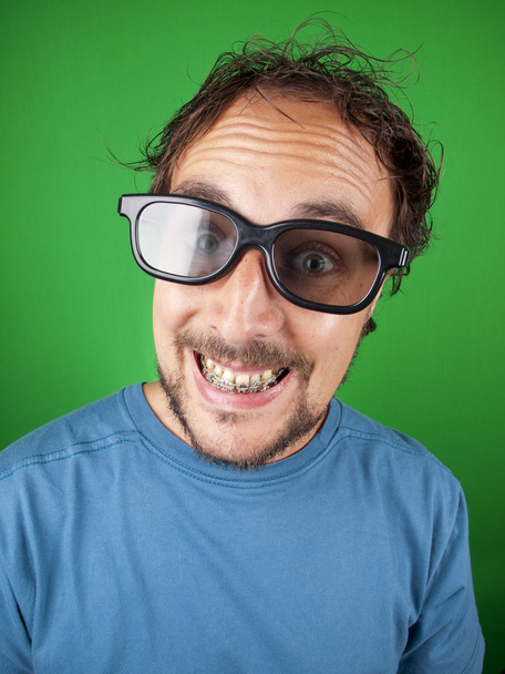Trenta anni uomo con occhiali 3d sta guardando un film divertente
 - Foto, immagini