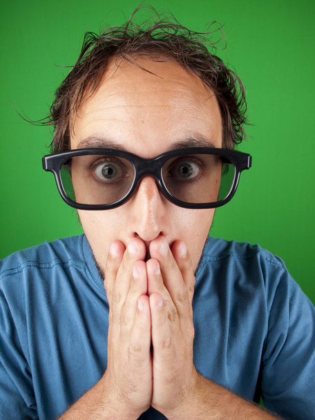 dertig-jarige man met 3D-bril in schok lettend op een film - Foto, afbeelding