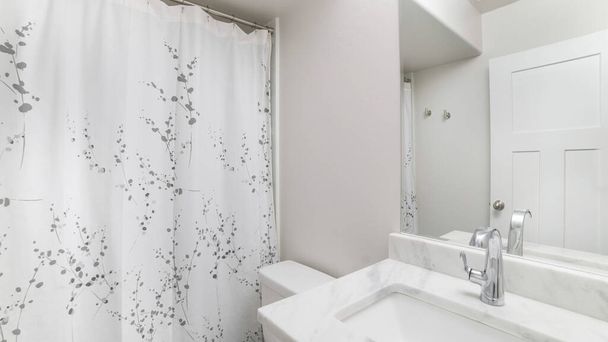 Pano Innenraum eines Badezimmers mit weißer Marmorplatte und Spiegel - Foto, Bild