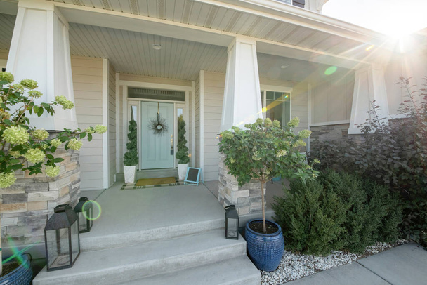 Fachada de una casa con encanto y puerta de entrada verde menta - Foto, Imagen