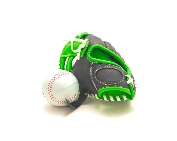 Бейсбольні рукавички або рукавички з м'ячем ізольовані на білому. Велика шкіряна рукавичка носить трійник м'яч, юнацькі бейсболісти захисної команди
 - Фото, зображення