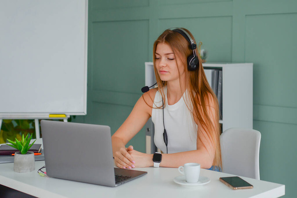 successful business woman working at her computer in the office. freelancer online learning concept - Φωτογραφία, εικόνα