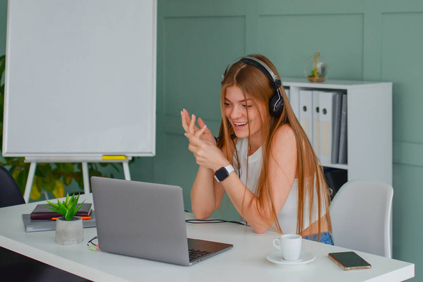 успішна бізнес-леді працює на своєму комп'ютері в офісі. концепція онлайн-навчання фрілансера
 - Фото, зображення