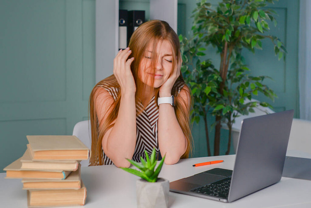 odnosząca sukcesy bizneswoman pracująca przy komputerze w biurze. freelancer koncepcja uczenia się online - Zdjęcie, obraz