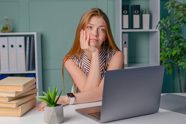 succesvolle zakenvrouw werkt achter haar computer in het kantoor. freelancer online leren concept - Foto, afbeelding