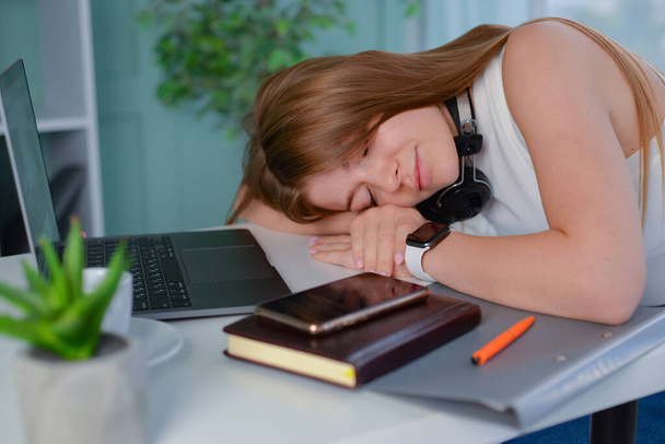 Estudiante estudiando duro examen y durmiendo en libros, freelancer cansado - Foto, imagen